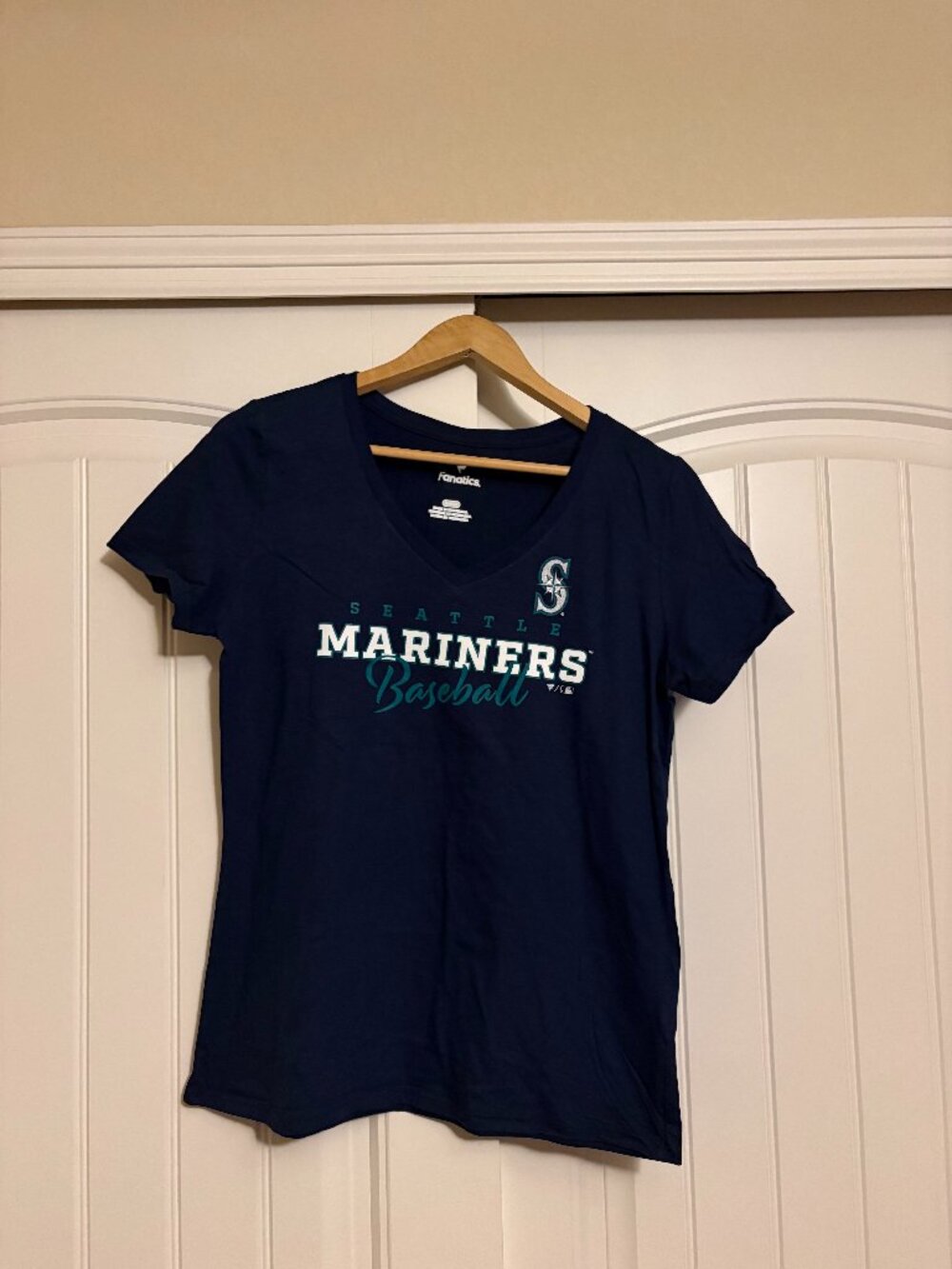 Seattle Mariners T Shirt Women's Medium Dark Blue Fanatics Short Sleeve V Neck - Picture 1 of 3